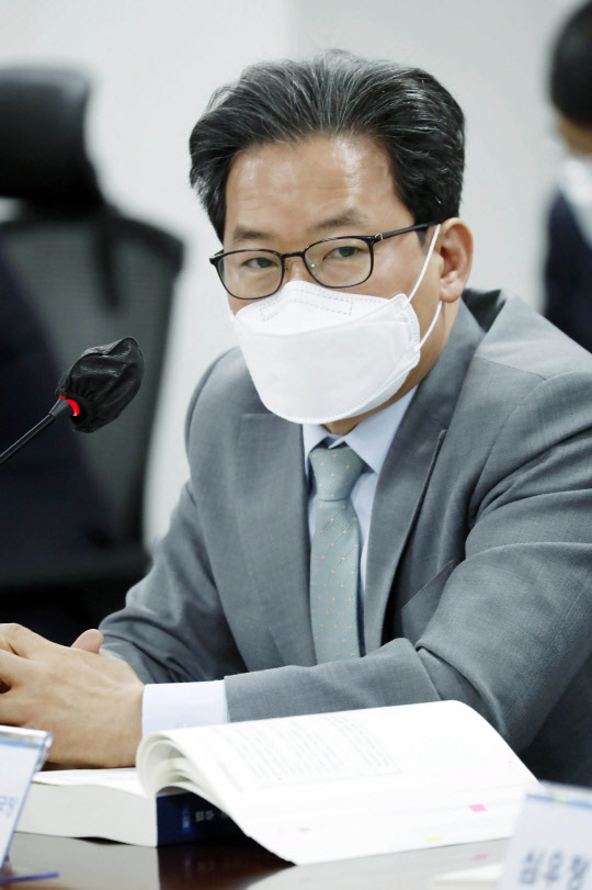 서울남부지검장에 심재철 검찰국장   법무부는 7일 대검 검사급(검사장) 간부 4명의 전보 인사를 전격 단행했다. 박범계 법무부 장관 취임 후 첫 검찰 정기인사다.이번 인사에 따라 심재철(27기) 검찰국장은 서울남부지검장으로 이동한다.   연합뉴스